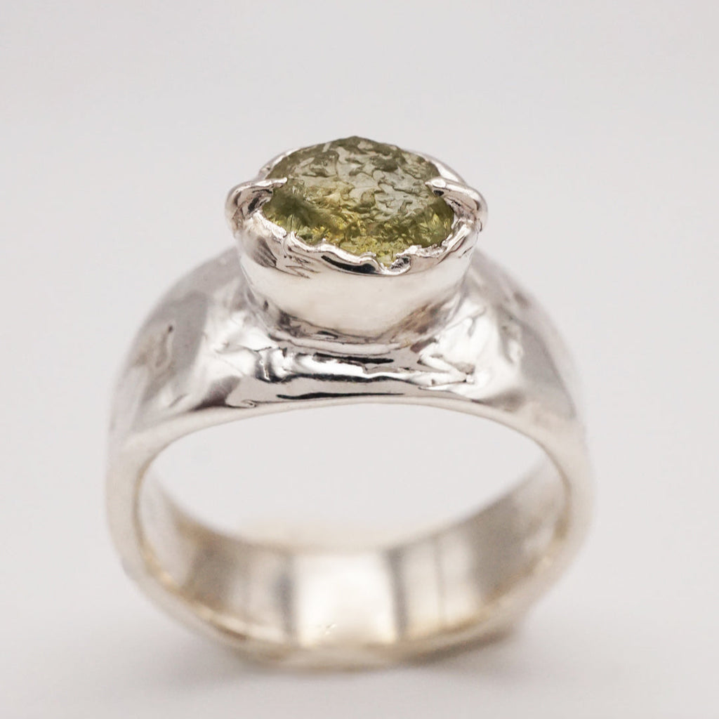 Bague saphir brut du Montana brut et argent - pièce unique