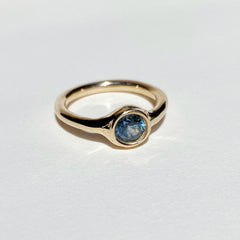 Bague ELLA - or 10k et saphir du Montana - pièce unique 001