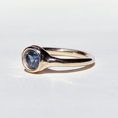Bague ELLA - or 10k et saphir du Montana - pièce unique 001