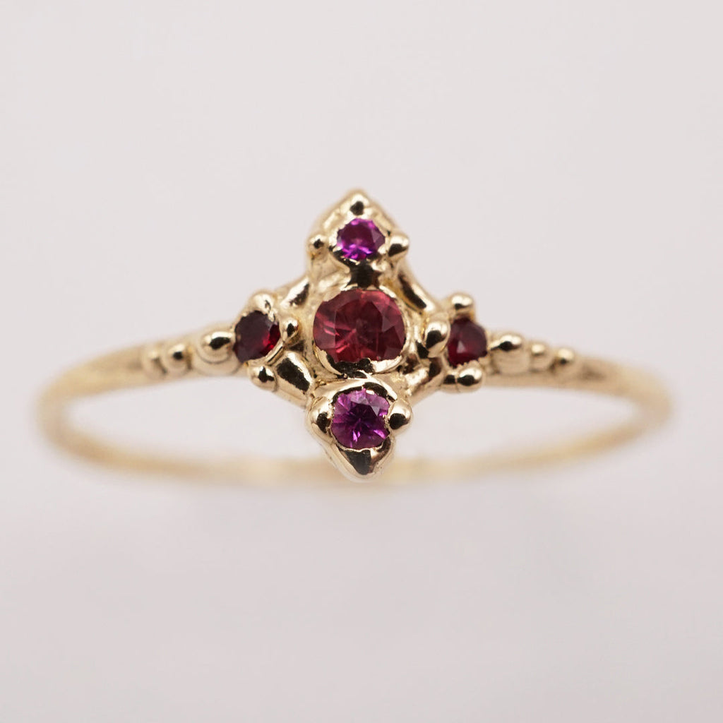 Bague ARIANE IV - saphirs ronds cerise et or 10k - pièce unique