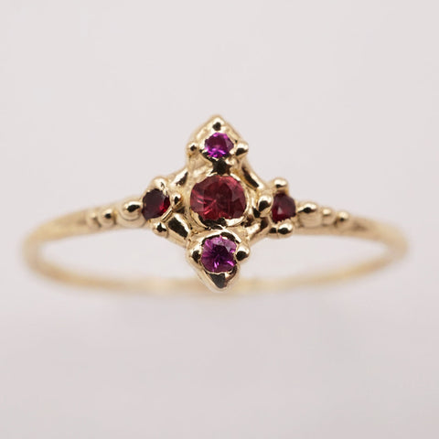 Bague ARIANE IV - saphirs ronds cerise et or 10k - pièce unique
