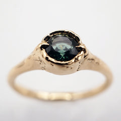 Bague ELLA - or 14k et saphir du Montana vert profond - pièce unique