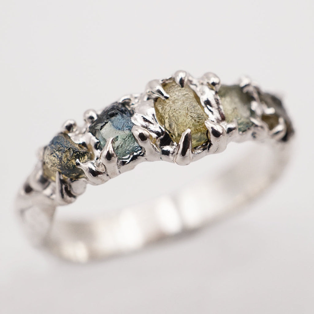 Bague LASZLO - 5 saphirs bruts vert-bleu et argent - pièce unique