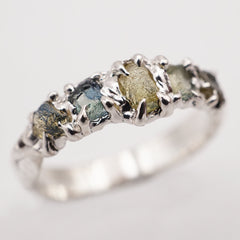 Bague LASZLO - 5 saphirs bruts vert-bleu et argent - pièce unique