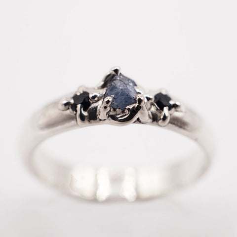 Bague saphir brut bleu ciel, saphirs noirs et argent - pièce unique