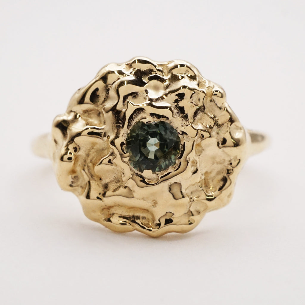 BAGUE HYDRA - OR 10K ET SAPHIR DU MONTANA - PIÈCE UNIQUE