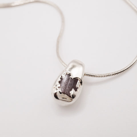 Pendentif saphir brut mauve gris - Pièce unique