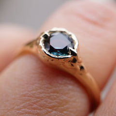 Bague ELLA - or 14k et saphir du Montana vert profond - pièce unique