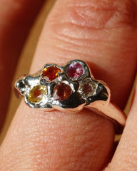 BAGUE DÉMÉTER - 5 SAPHIRS COLORÉS ET ARGENT STERLING - PIÈCE UNIQUE